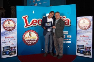 Marco Carrisi, direttore di Carrisiland riceve il premio da Roberto Canovi, direttore di Parksmania.it